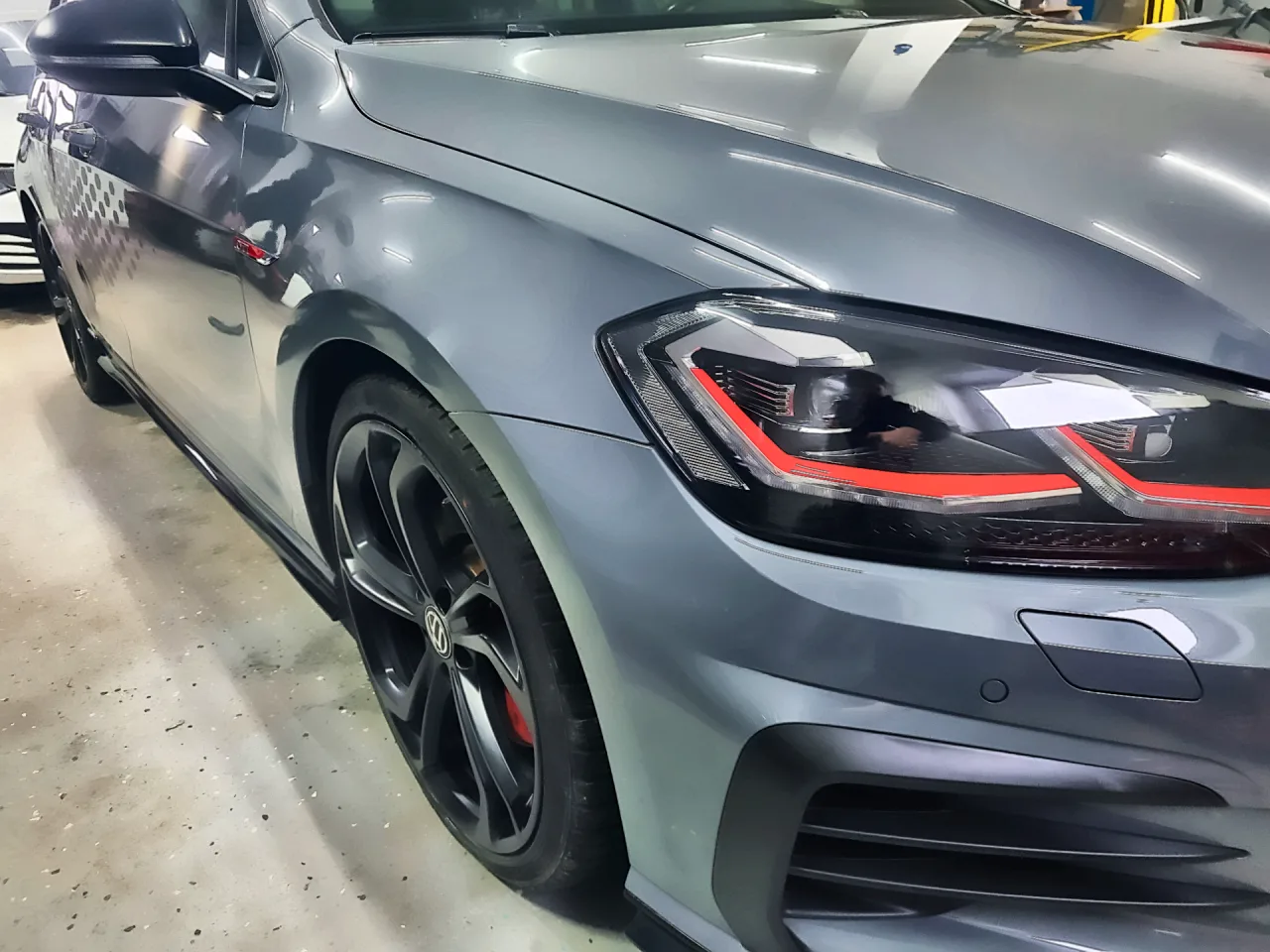Frisch aufbereiteter Golf GTI nach der Lackpolitur