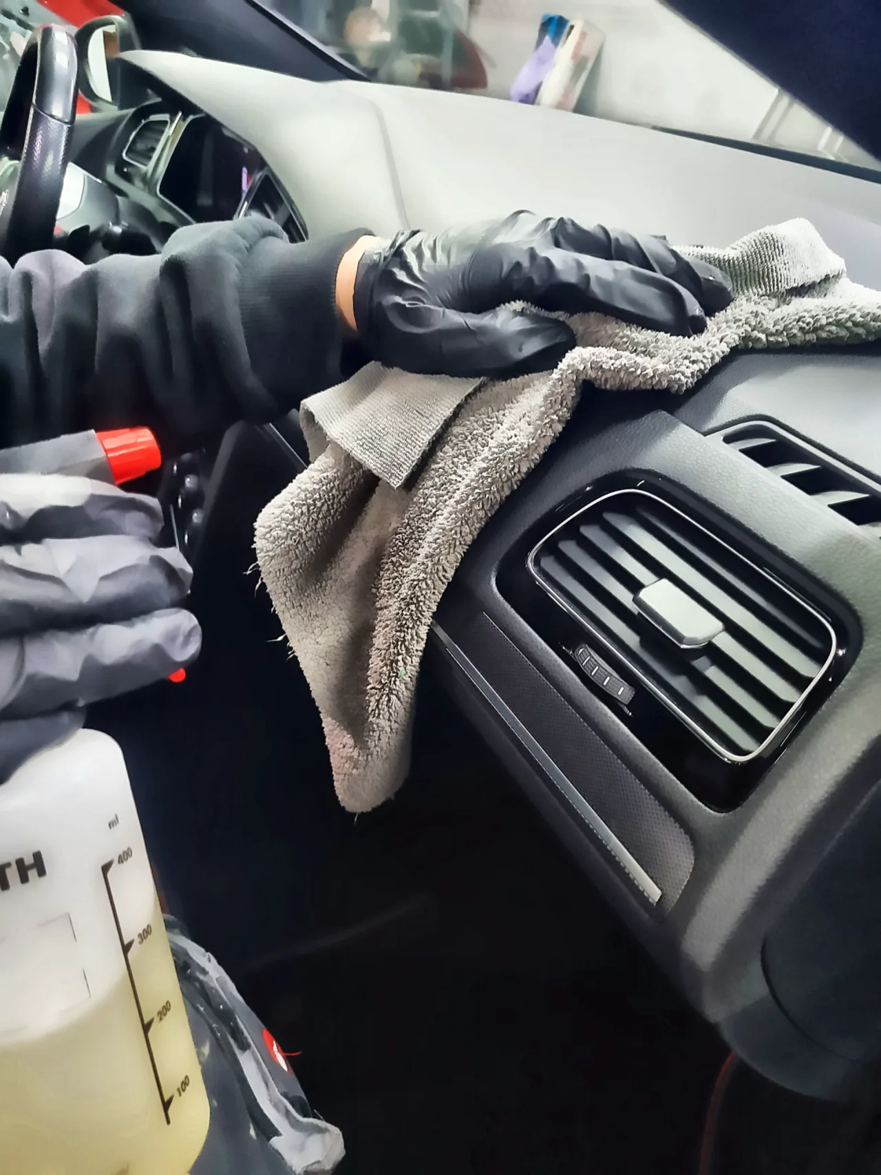 Innenreinigung des Armaturenbretts – Autoaufbereitung